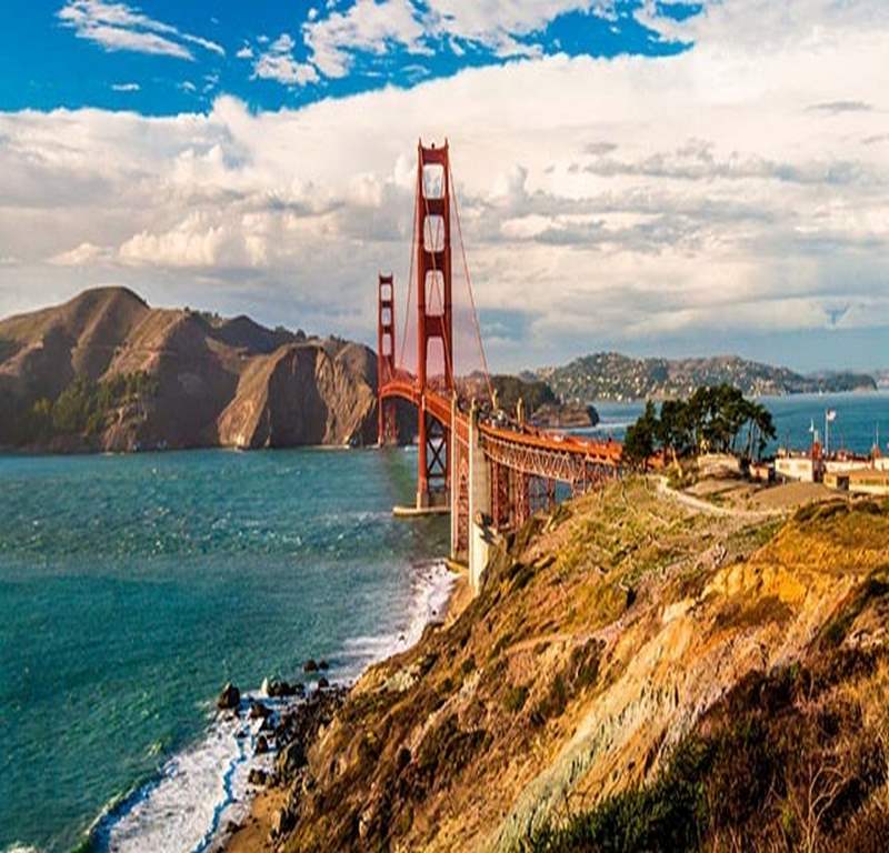 California là tiểu bang bên biển phía Tây nước Mỹ, có đông dân số và diện tích lớn thứ 3 nước Mỹ.